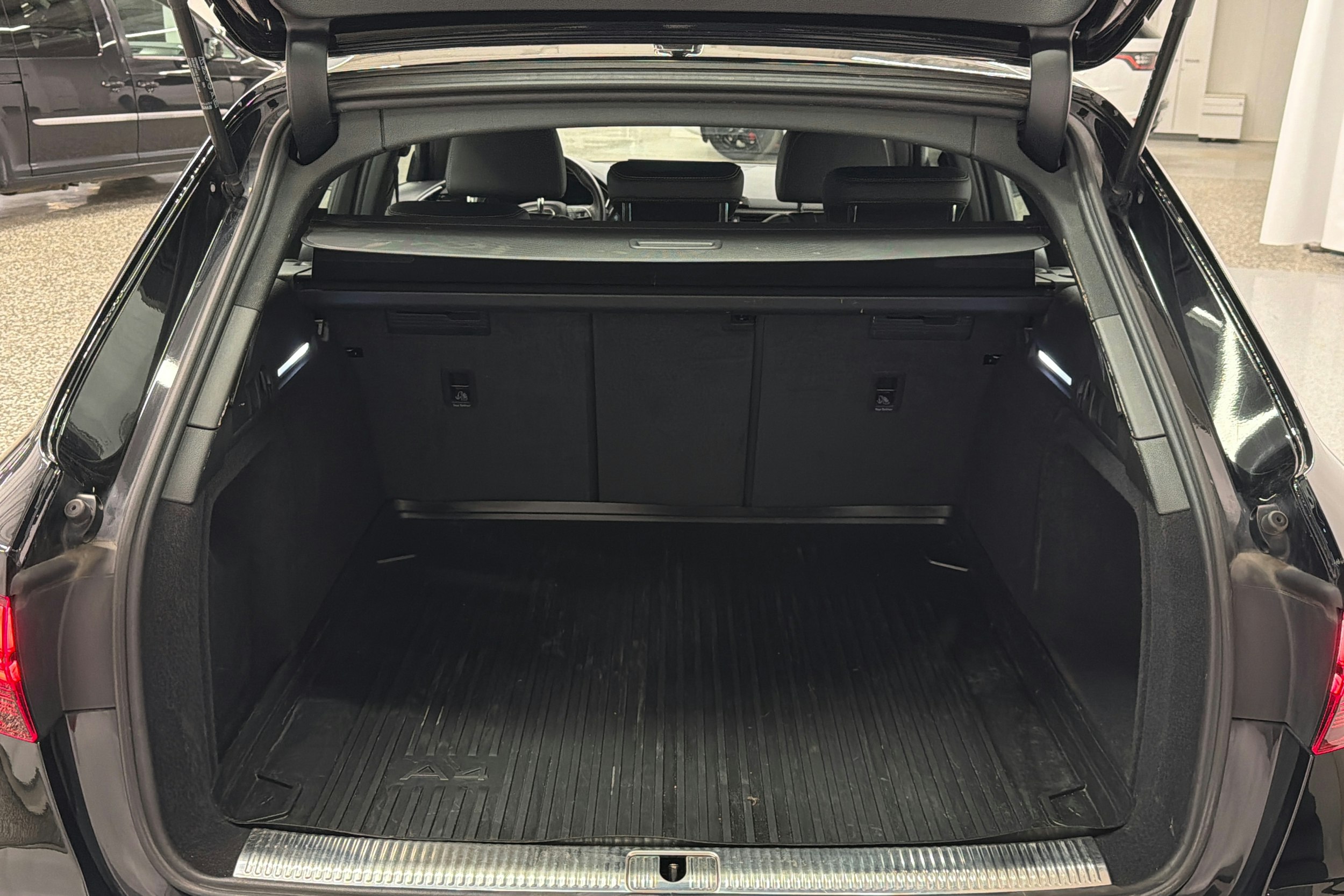 Musta Audi A4 2022 kuva 14.