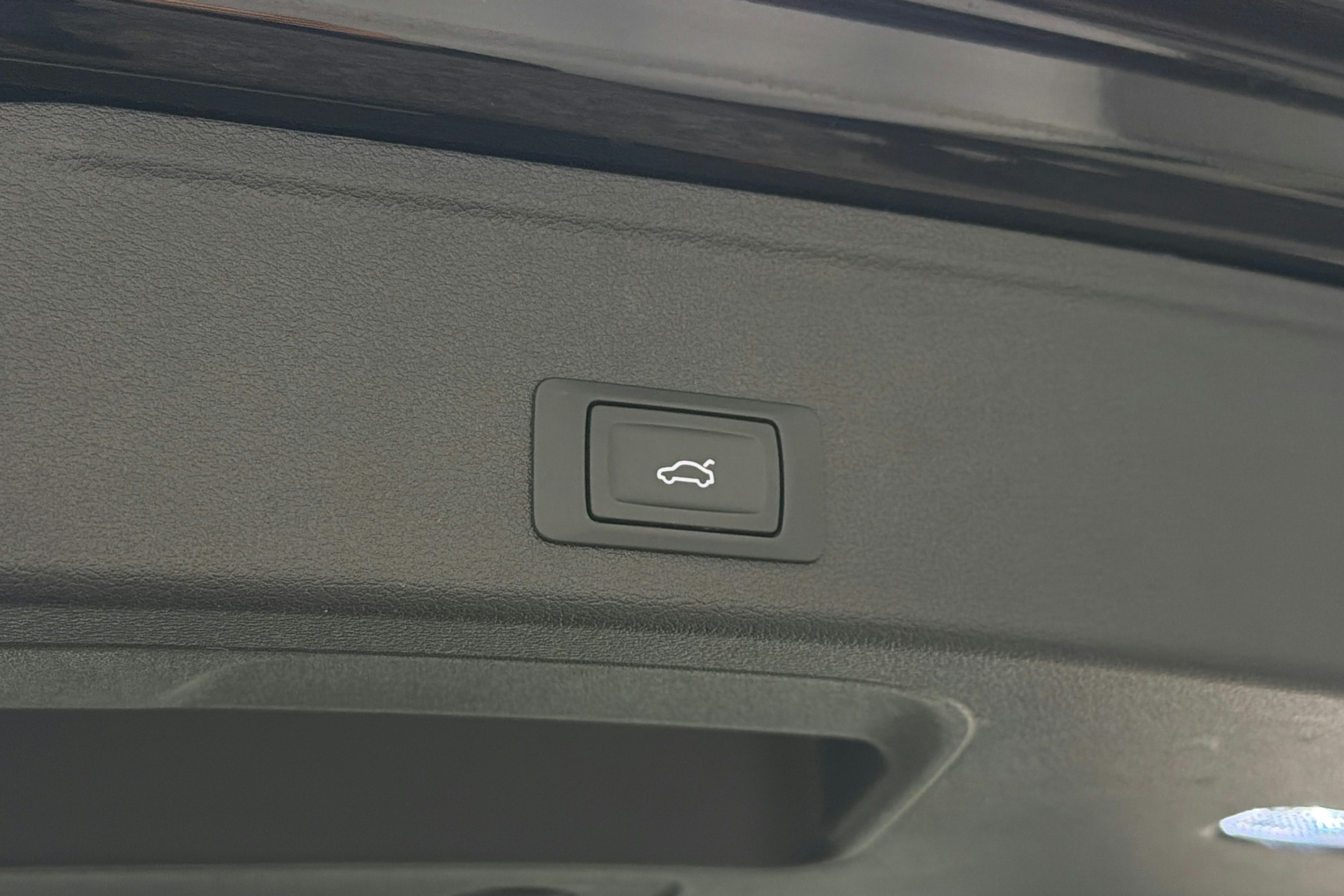 Musta Audi A4 2022 kuva 15.