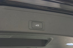 Musta Audi A4 2022 kuva 15.