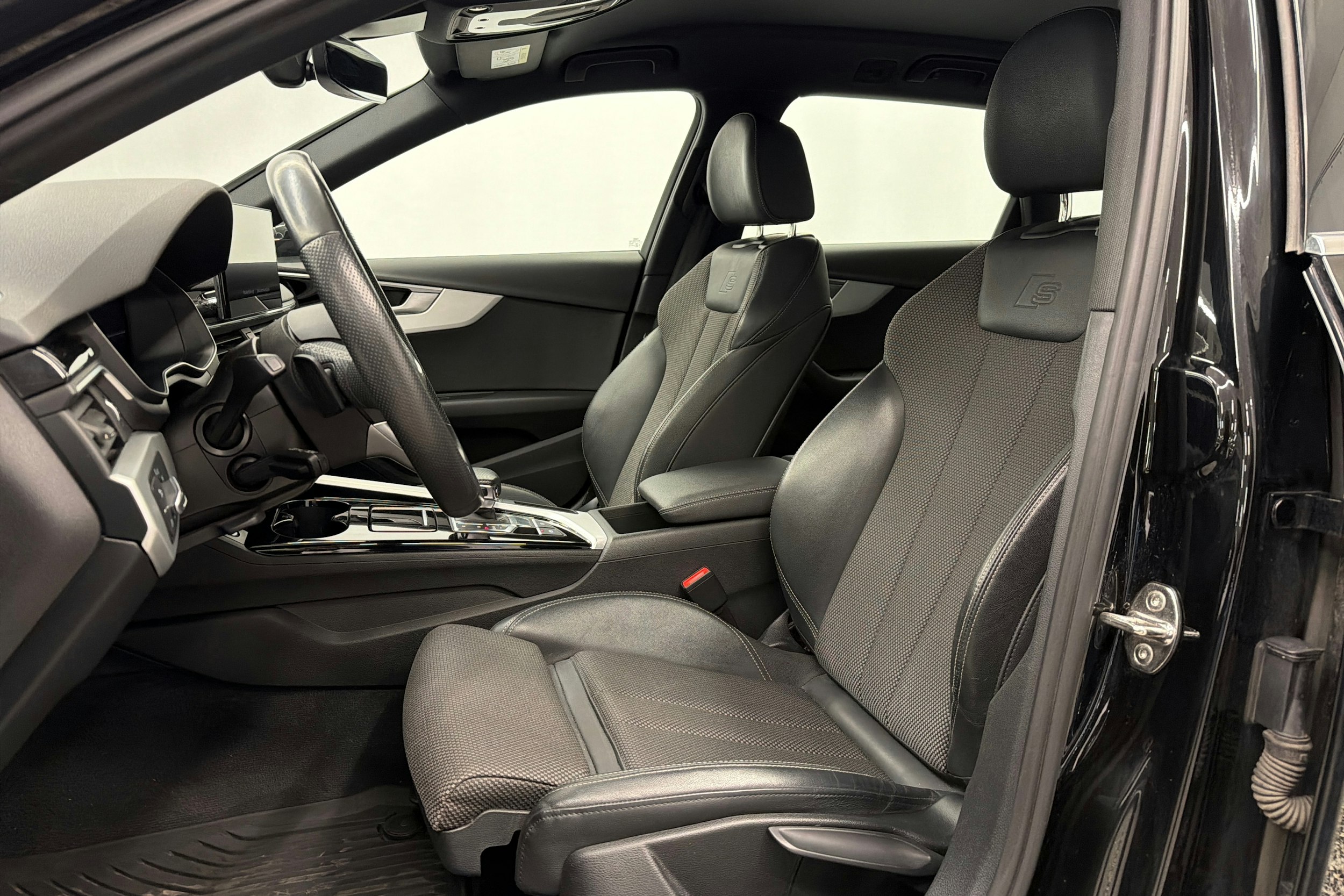 Musta Audi A4 2022 kuva 16.