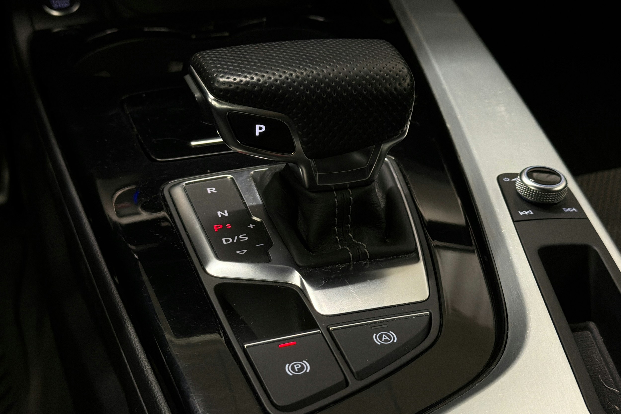 Musta Audi A4 2022 kuva 18.