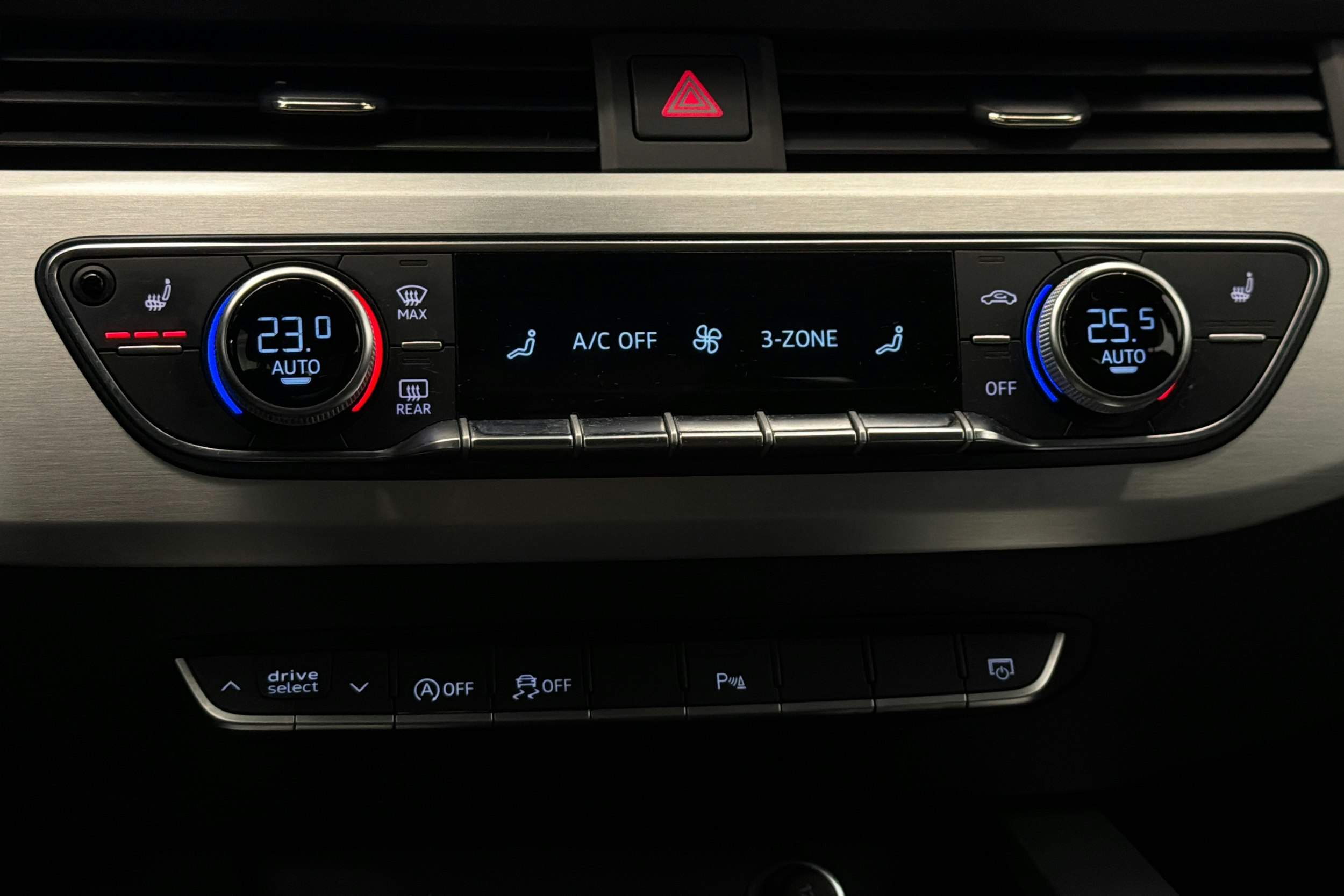 Musta Audi A4 2022 kuva 19.