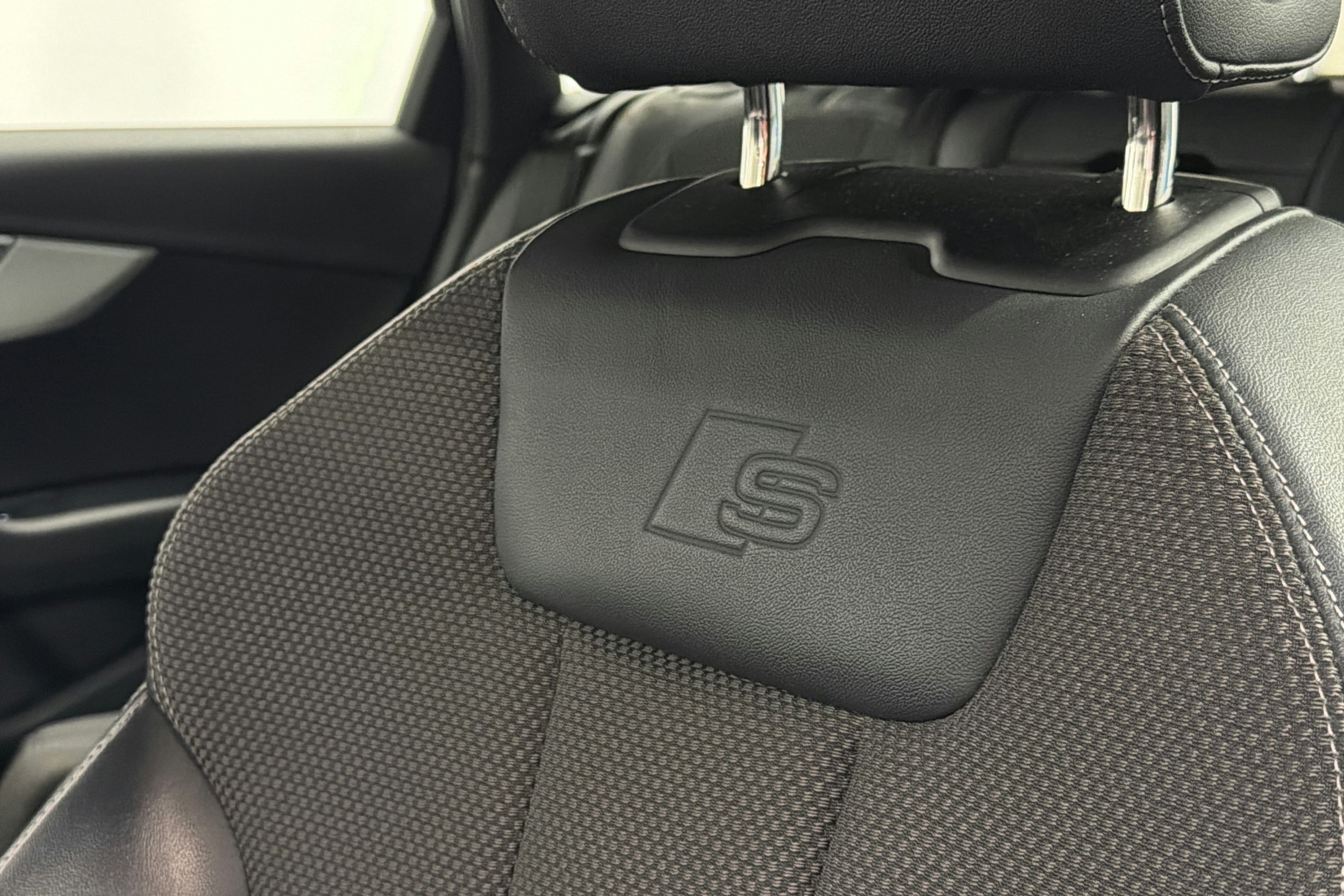 Musta Audi A4 2022 kuva 21.