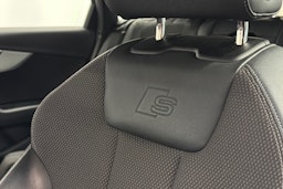 Musta Audi A4 2022 kuva 21.