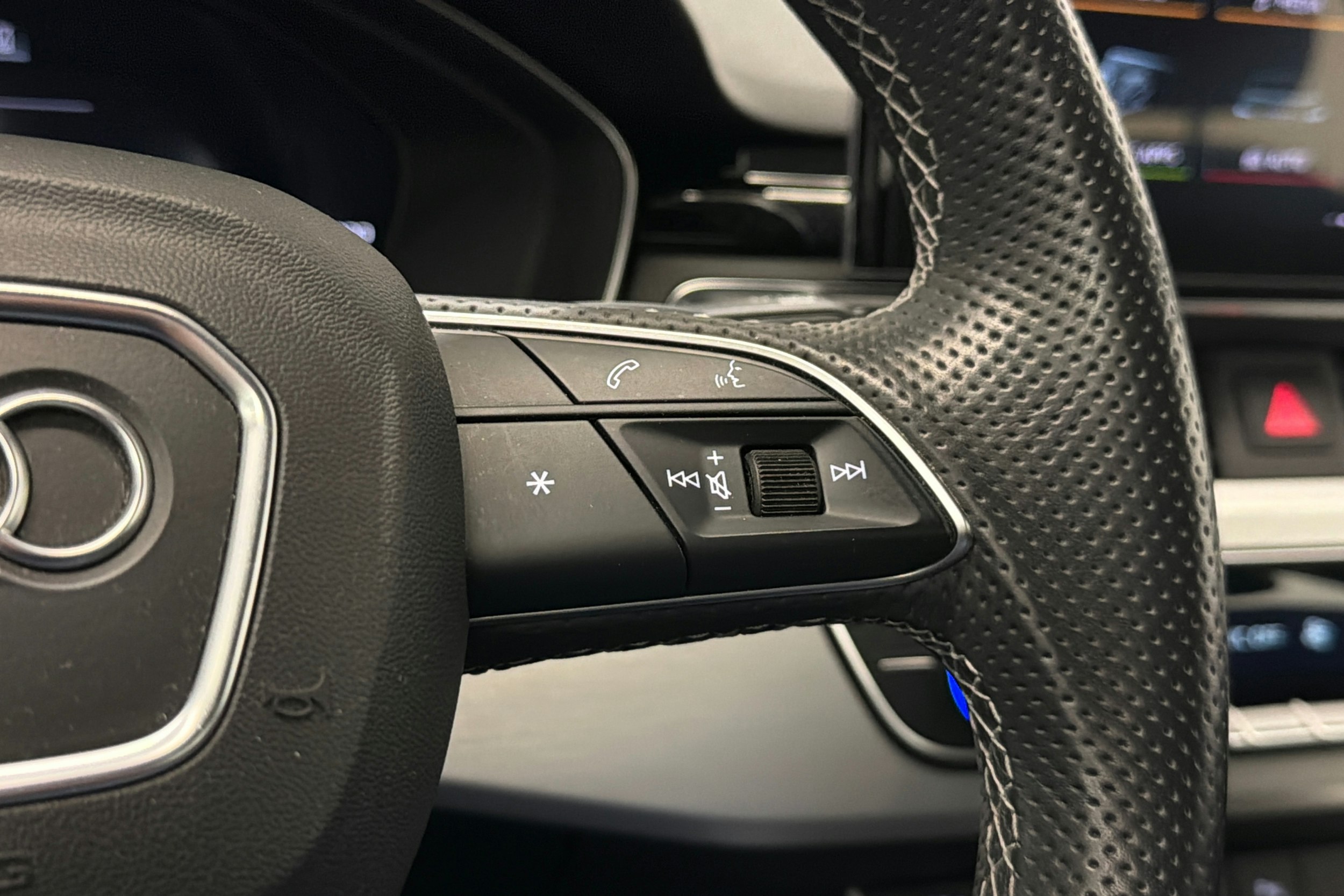 Musta Audi A4 2022 kuva 25.