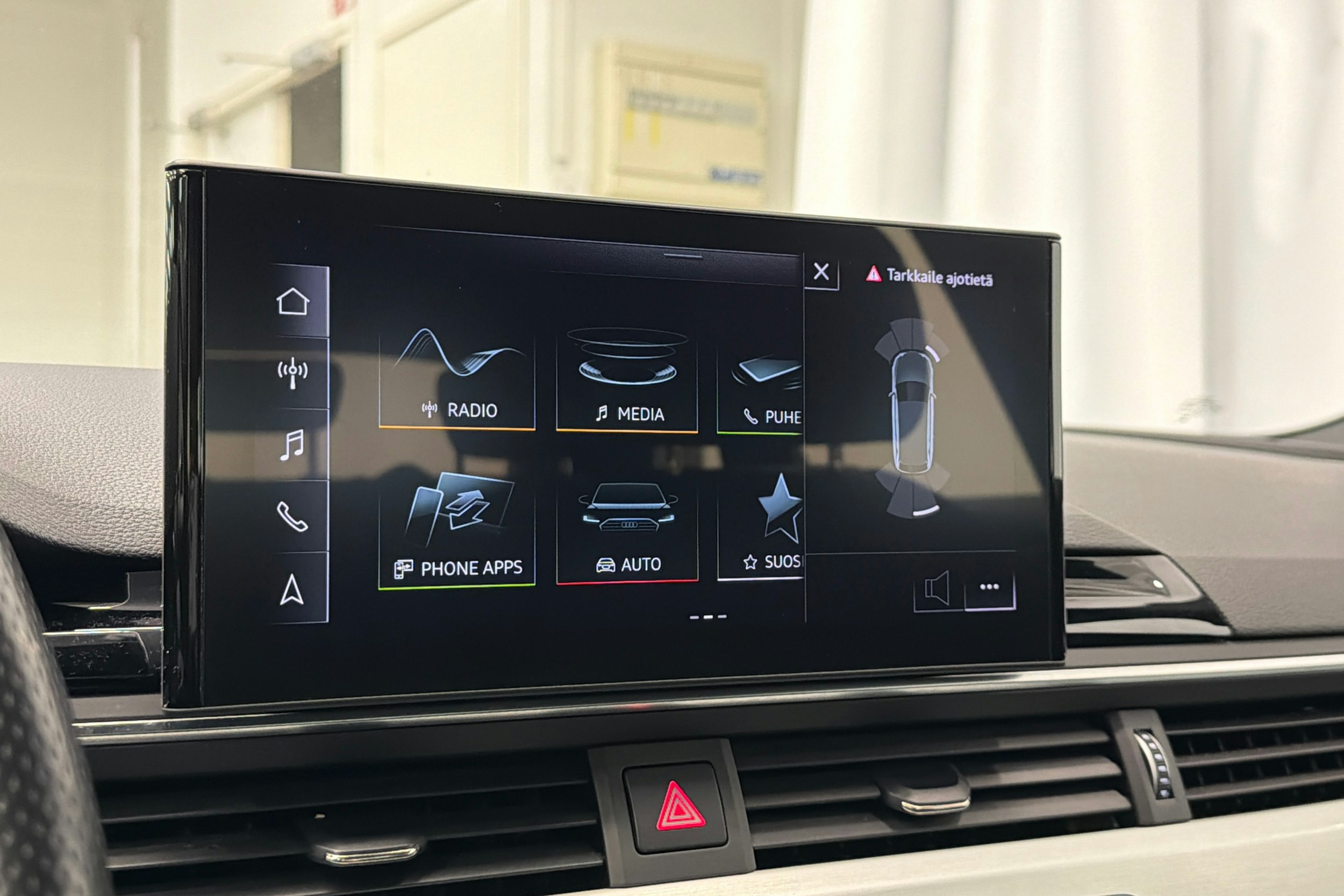 Musta Audi A4 2022 kuva 27.