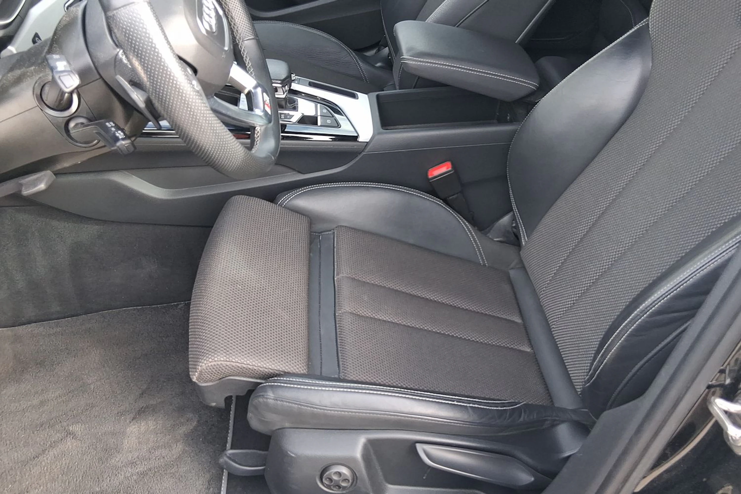 Musta Audi A4 2022 kuva 2.