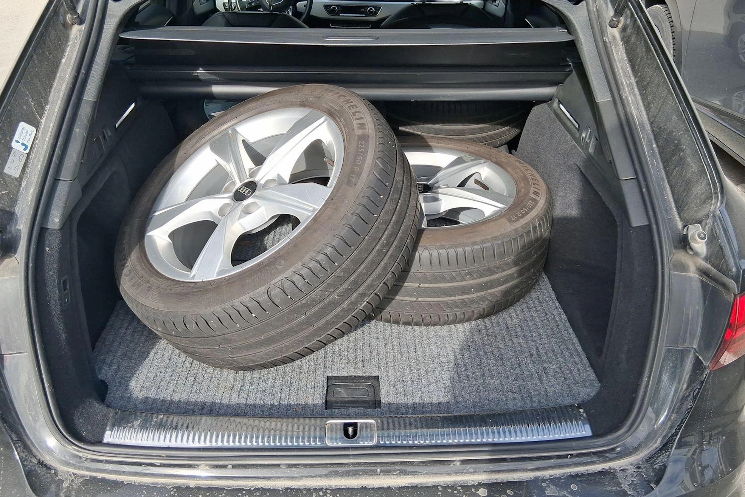 Musta Audi A4 2022 kuva 3.