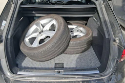 Musta Audi A4 2022 kuva 3.