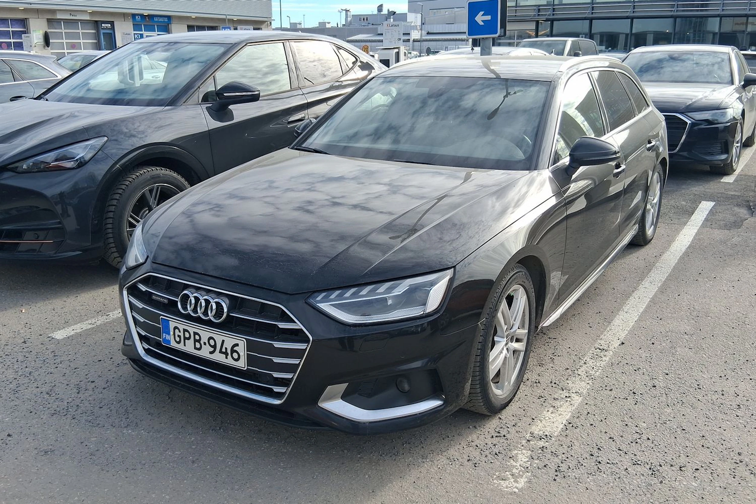 Musta Audi A4 2022 kuva 4.