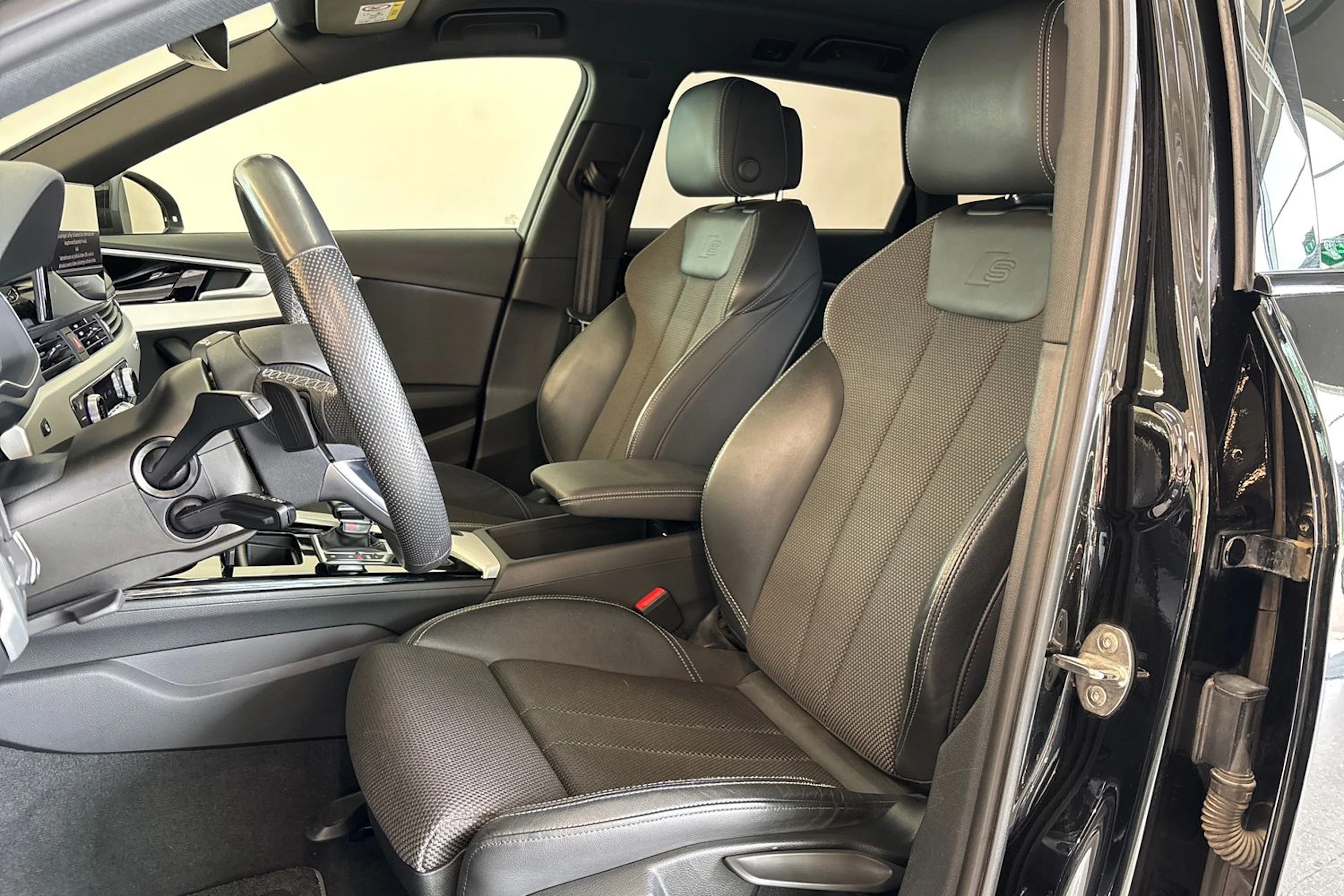 musta Audi A4 2022 kuva 13.