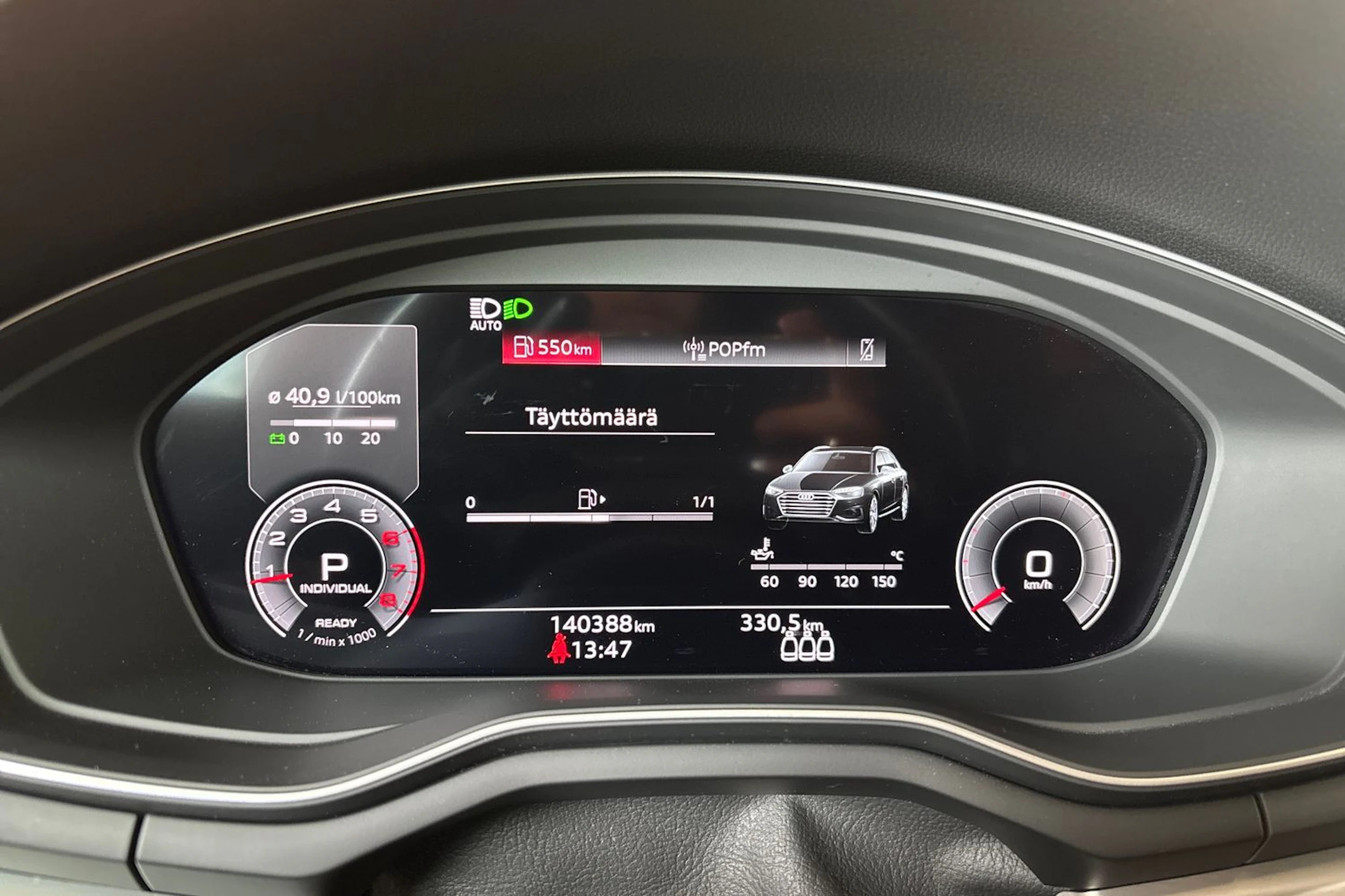 musta Audi A4 2022 kuva 14.