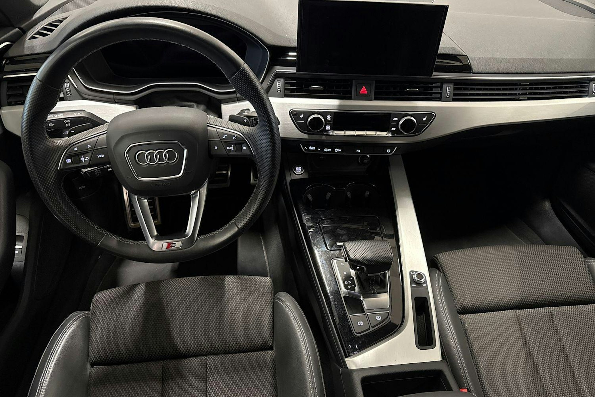 valkoinen Audi A4 2022 kuva 7.