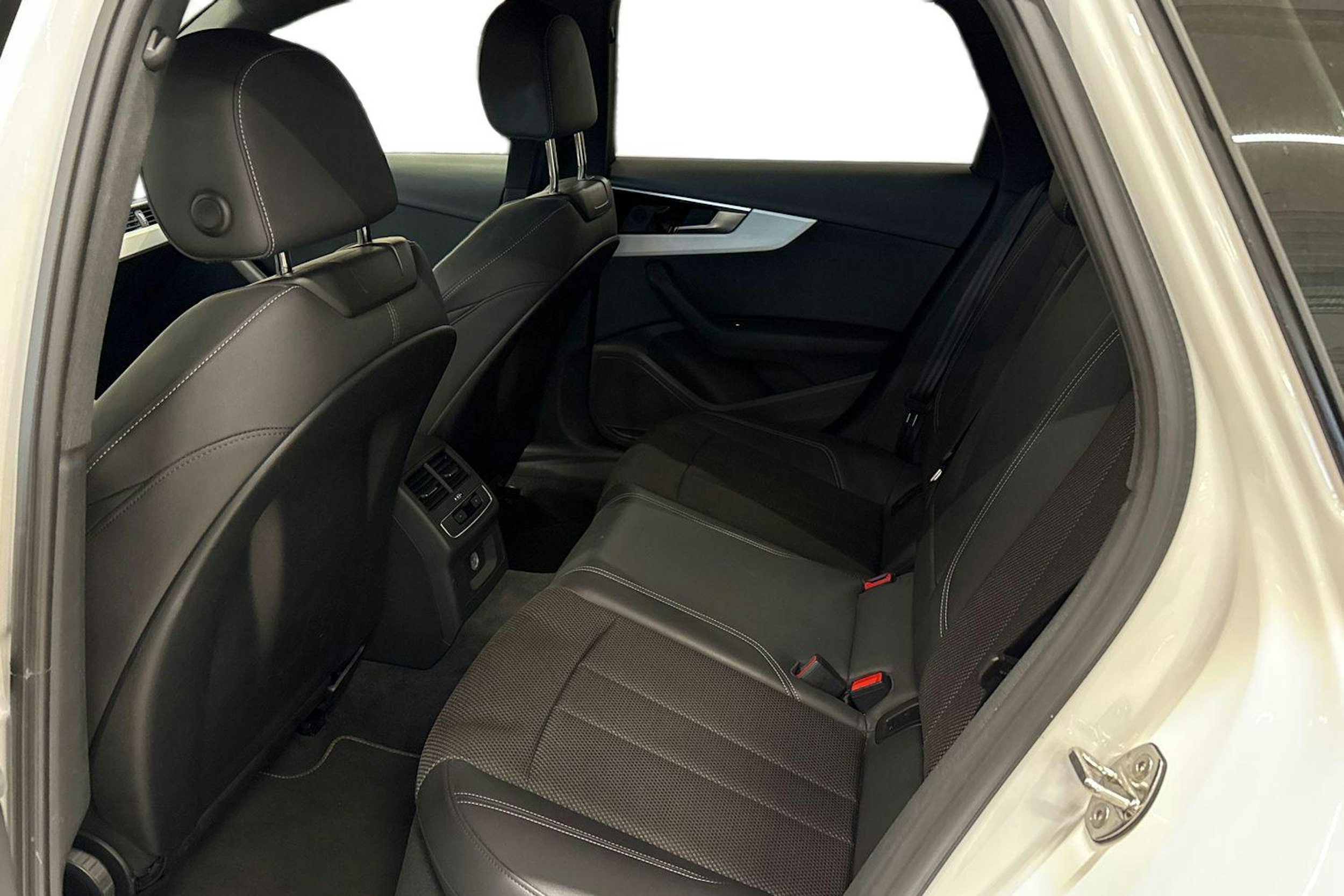 valkoinen Audi A4 2022 kuva 10.