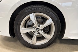 valkoinen Audi A4 2022 kuva 11.