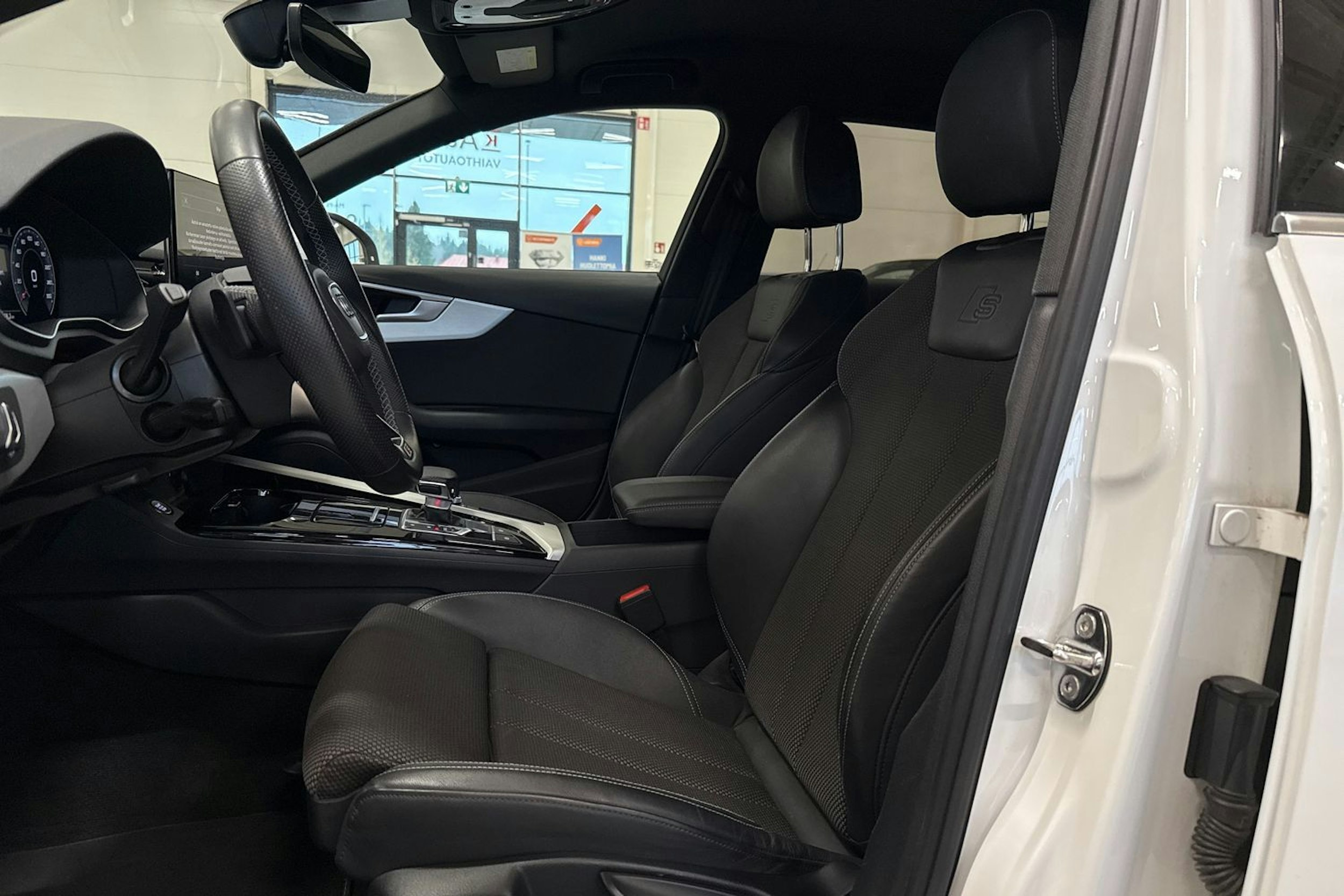 valkoinen Audi A4 2022 kuva 17.