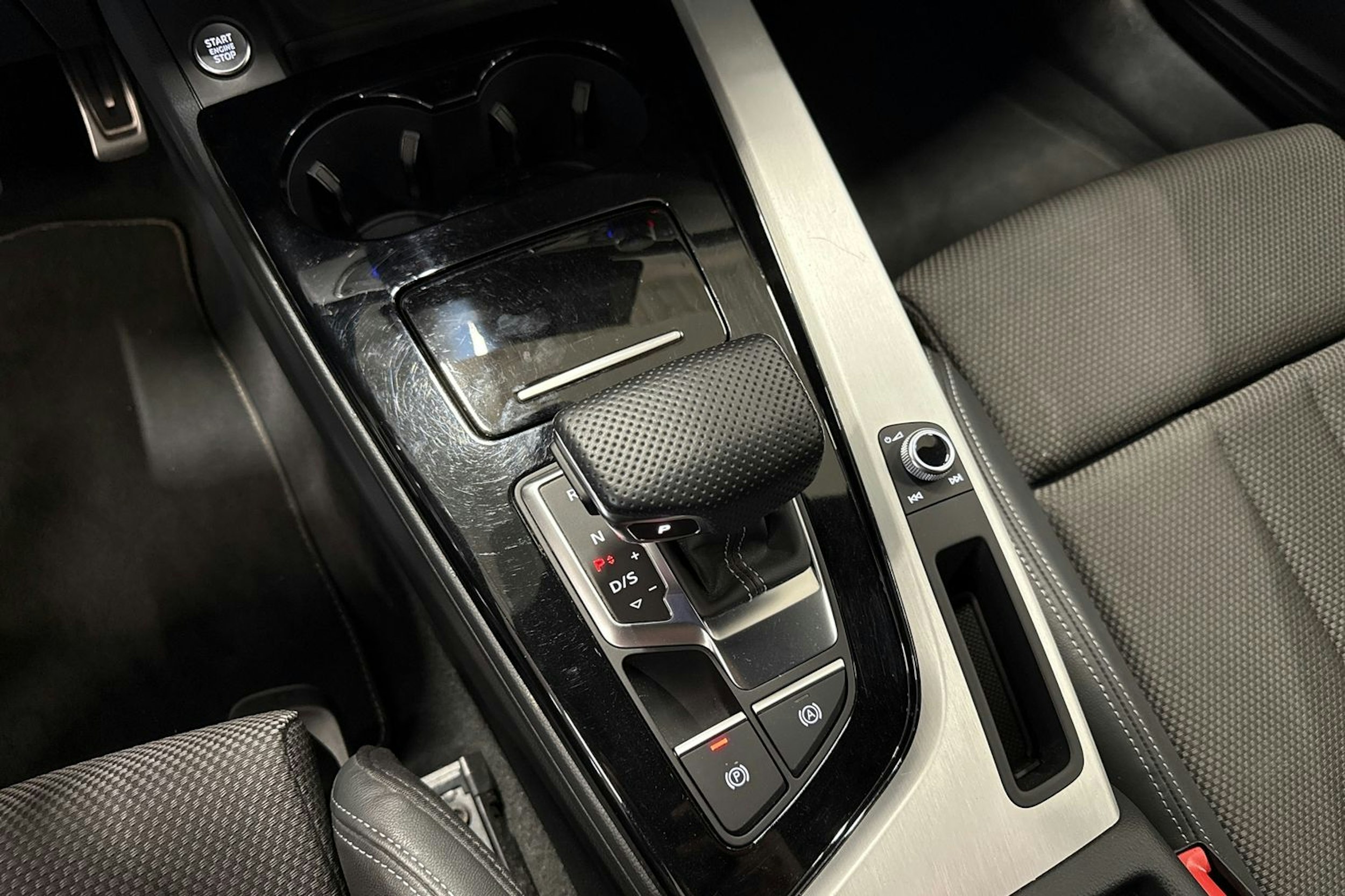 valkoinen Audi A4 2022 kuva 27.