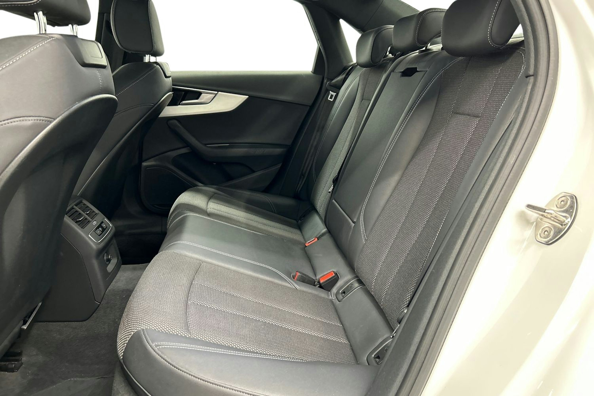 valkoinen Audi A4 2022 kuva 10.
