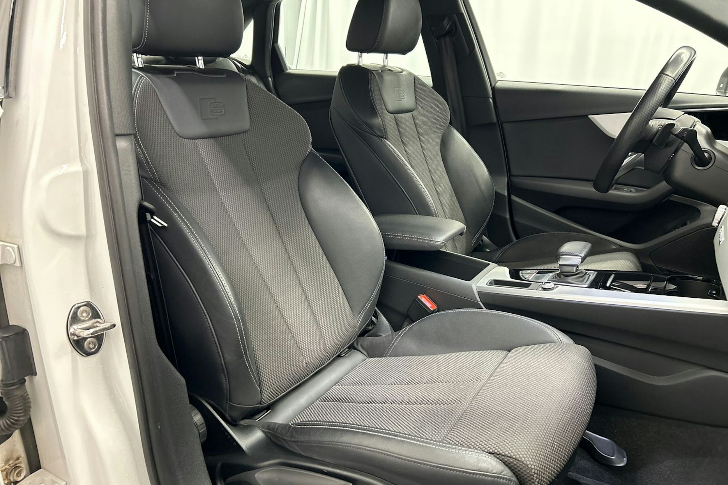 valkoinen Audi A4 2022 kuva 14.