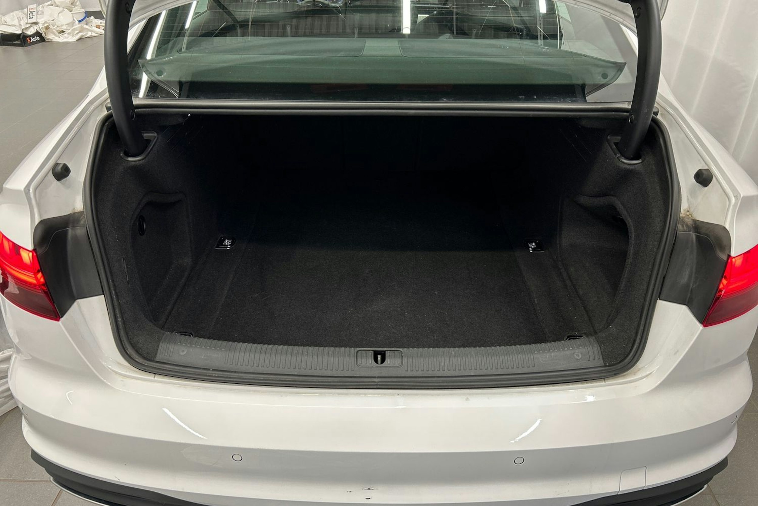 valkoinen Audi A4 2022 kuva 15.