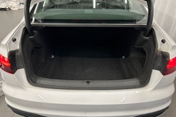 valkoinen Audi A4 2022 kuva 15.