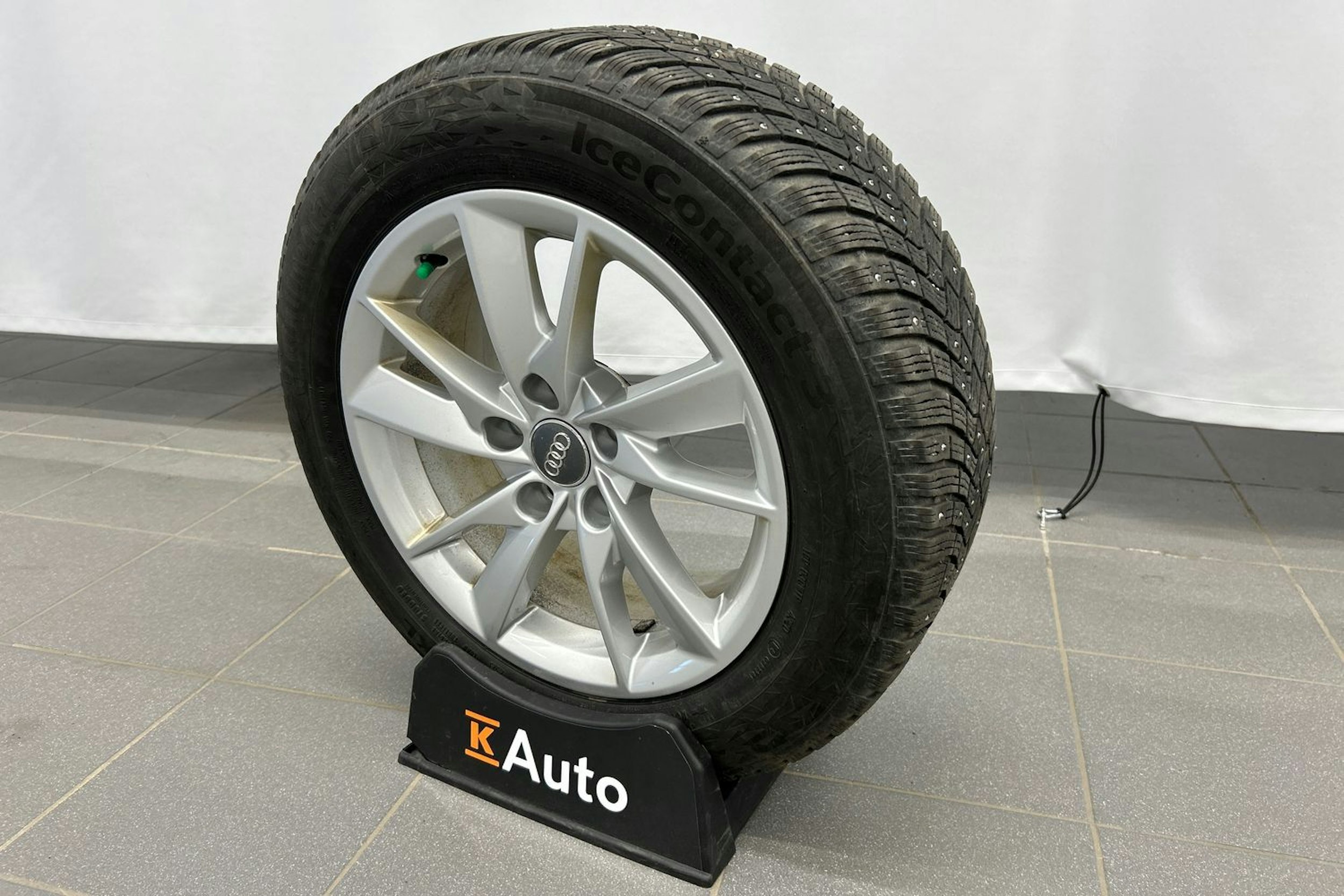 valkoinen Audi A4 2022 kuva 16.