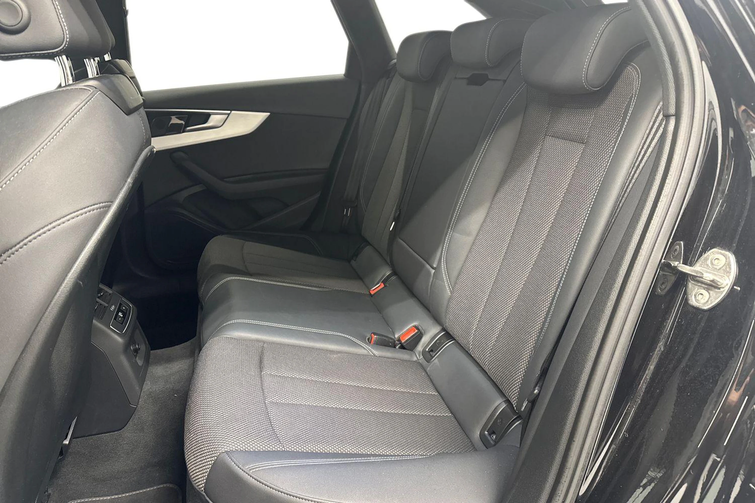 musta Audi A4 2022 kuva 11.