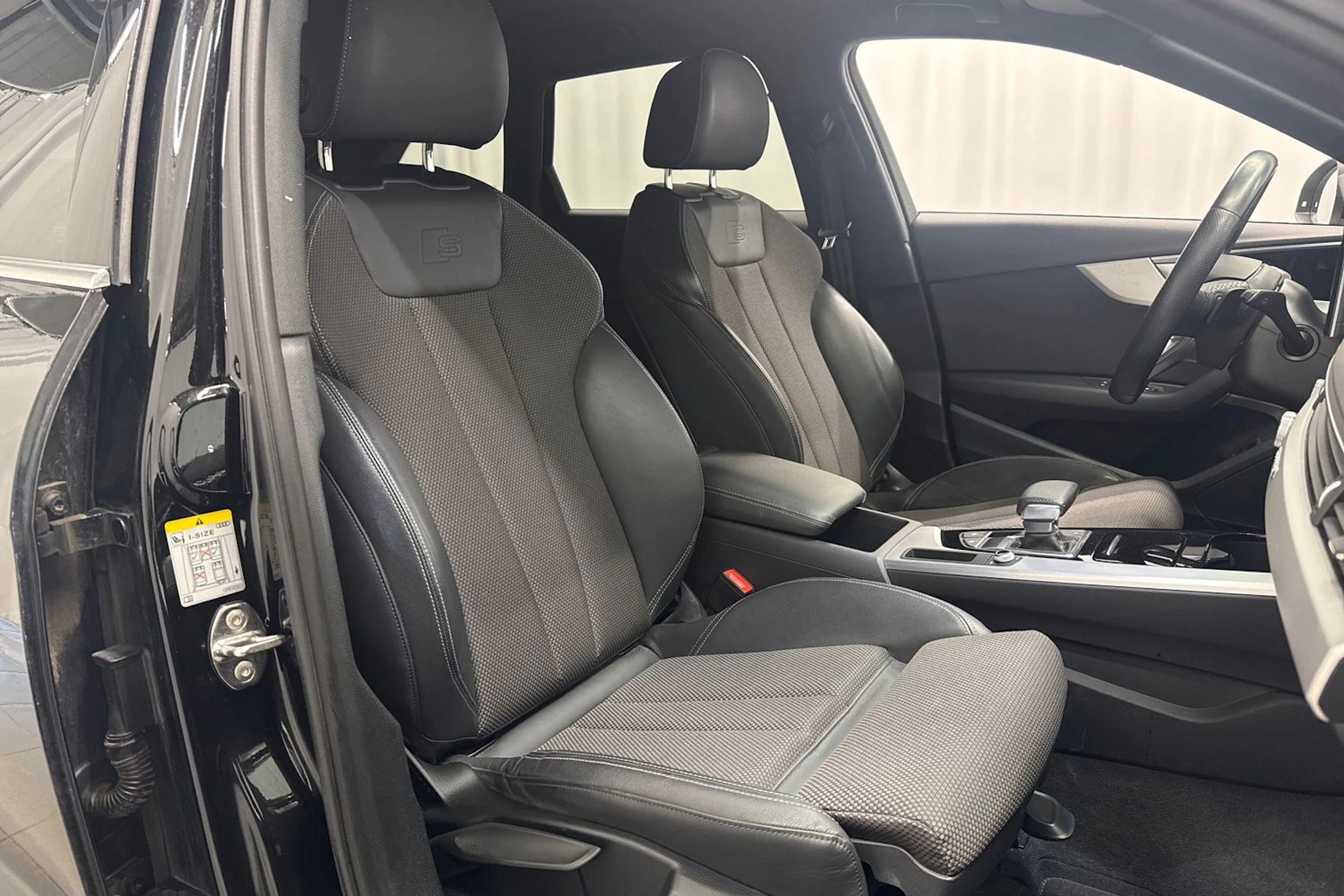 musta Audi A4 2022 kuva 15.