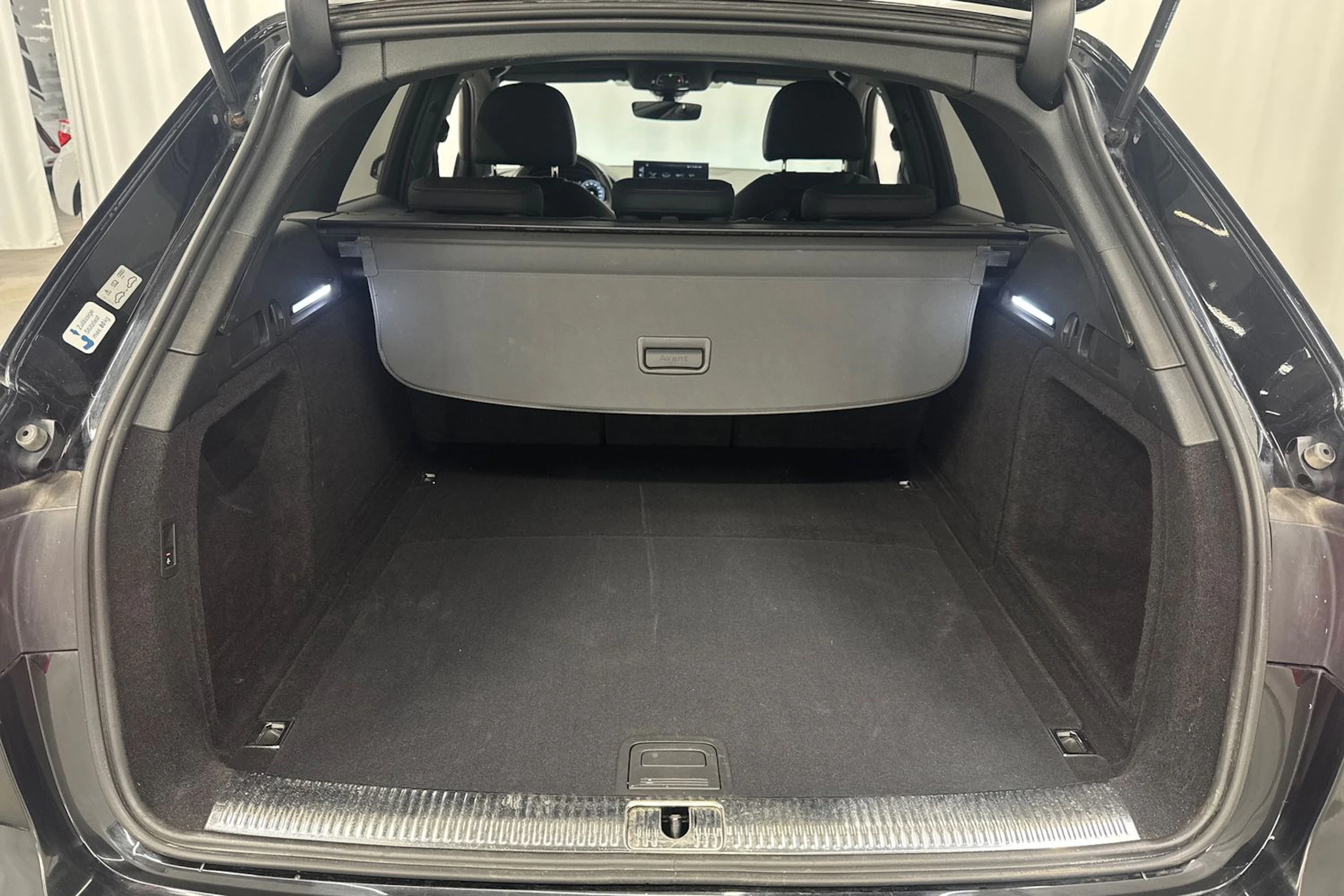 musta Audi A4 2022 kuva 16.