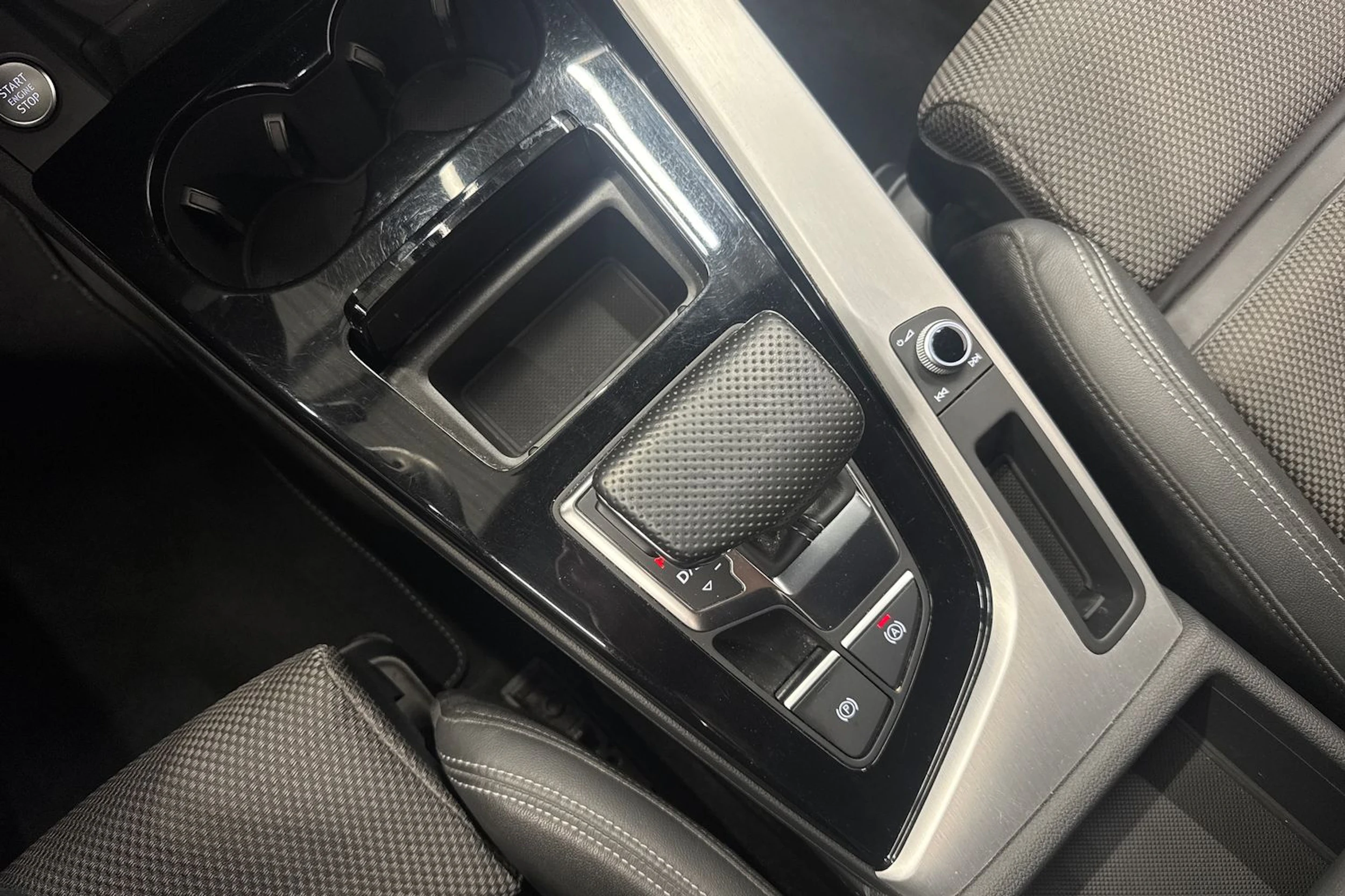 musta Audi A4 2022 kuva 28.