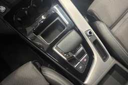 musta Audi A4 2022 kuva 28.
