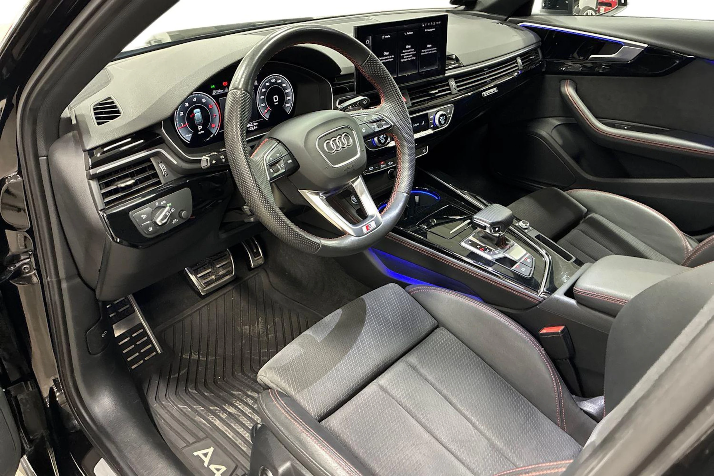 Musta Audi A4 2022 kuva 6.