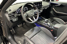 Musta Audi A4 2022 kuva 6.