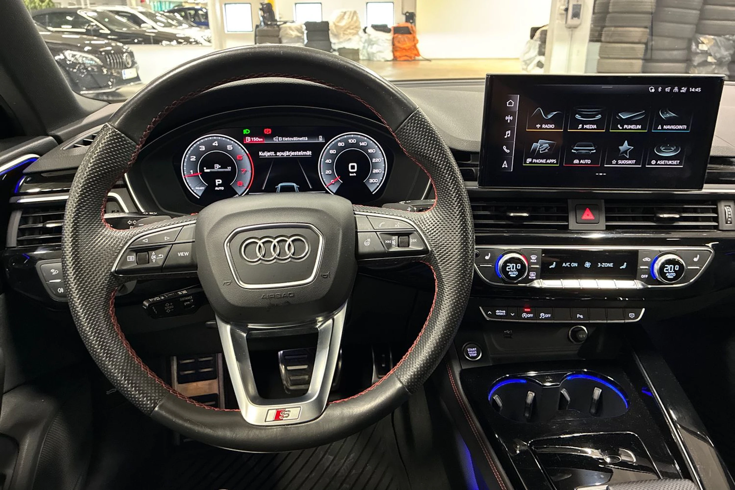 Musta Audi A4 2022 kuva 11.