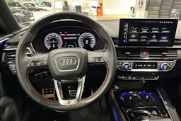 Musta Audi A4 2022 kuva 11.