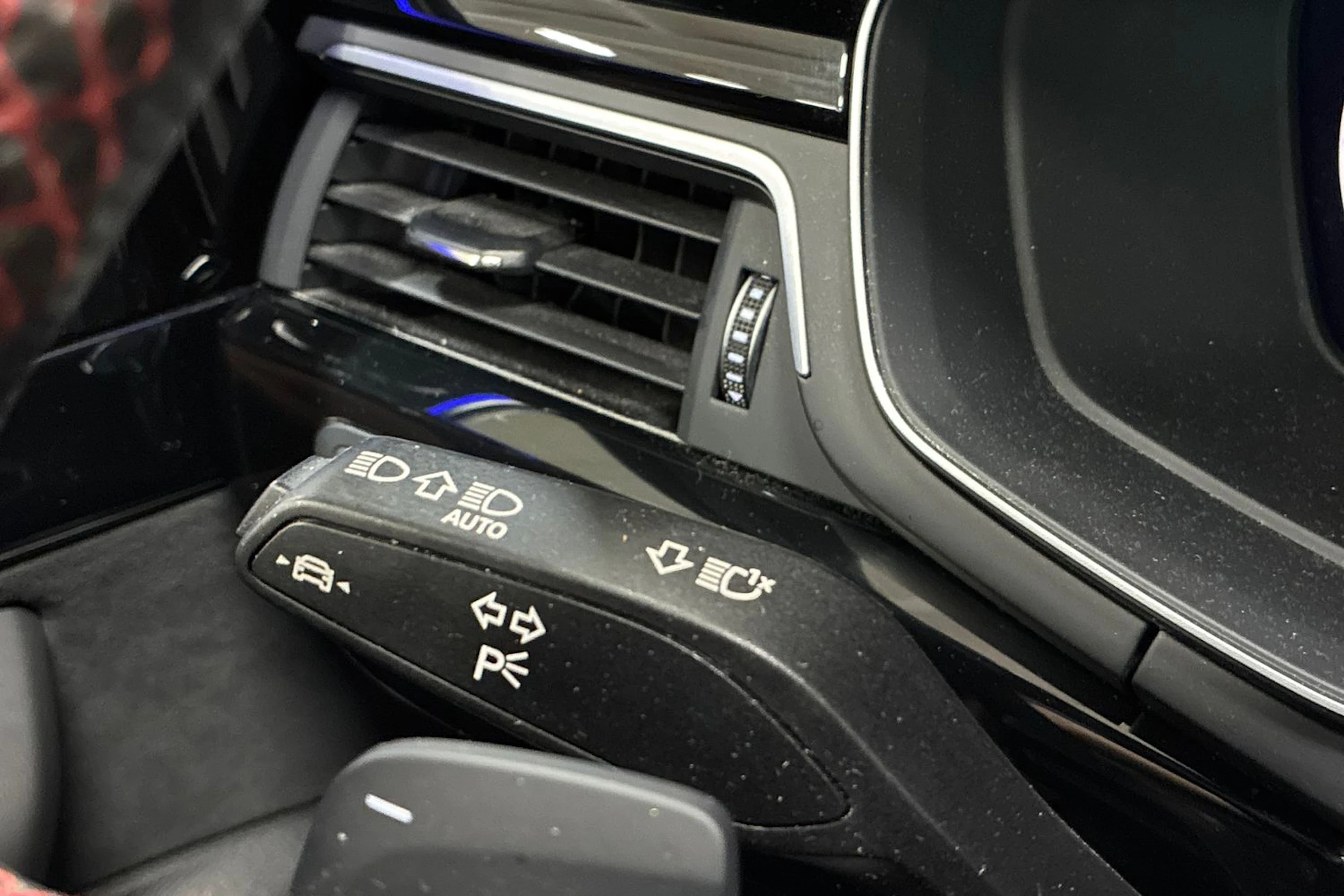 Musta Audi A4 2022 kuva 17.