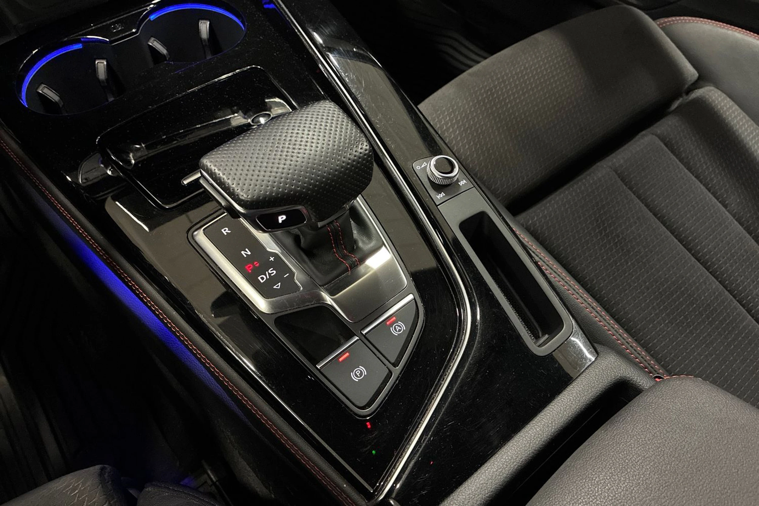 Musta Audi A4 2022 kuva 21.