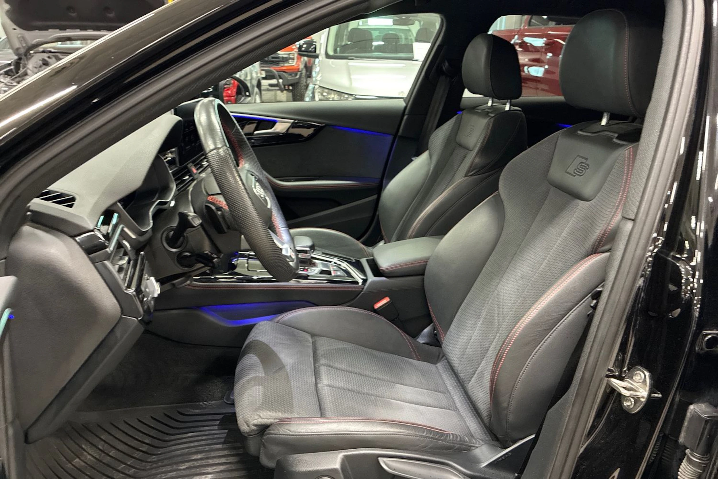 Musta Audi A4 2022 kuva 25.