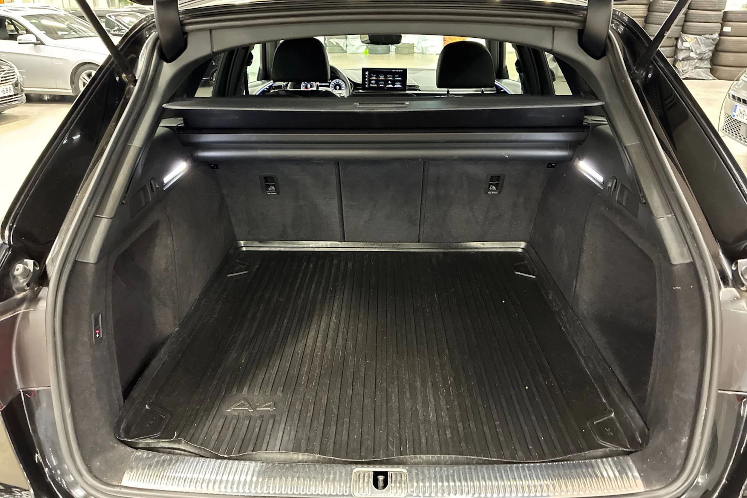 Musta Audi A4 2022 kuva 26.
