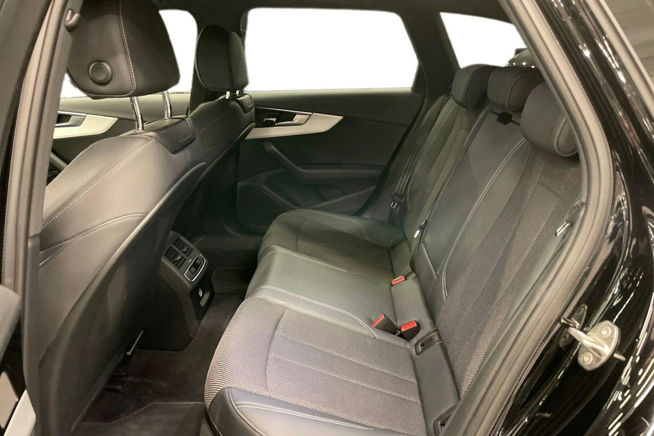 musta Audi A4 2022 kuva 8.