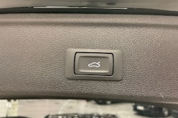 musta Audi A4 2022 kuva 13.