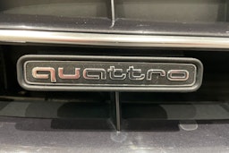 musta Audi A4 2022 kuva 28.