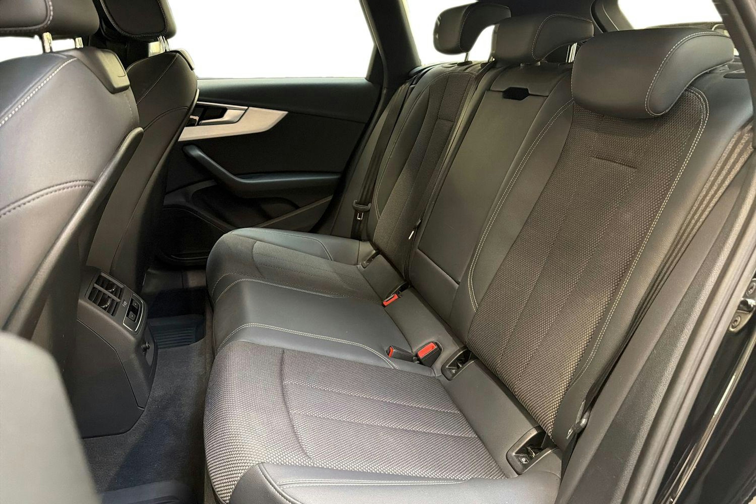 musta Audi A4 2022 kuva 10.