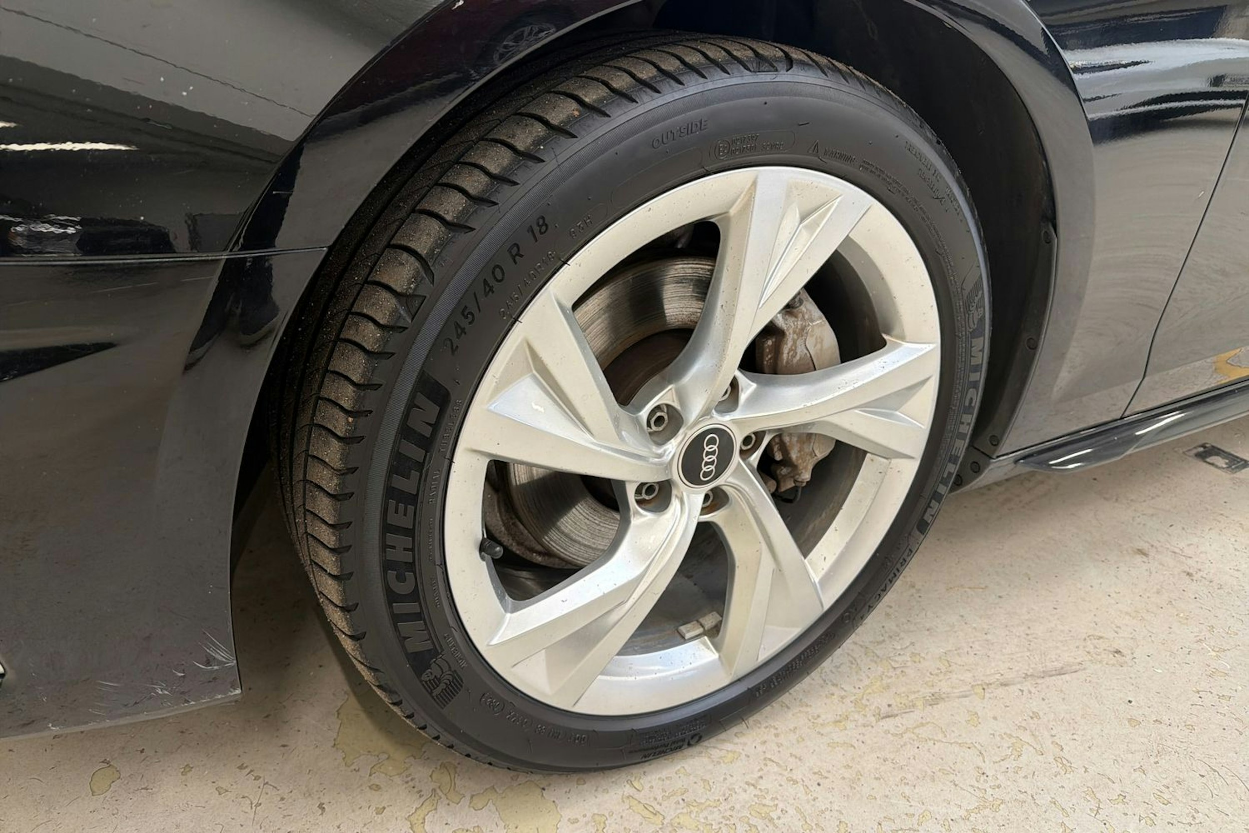 musta Audi A4 2022 kuva 13.