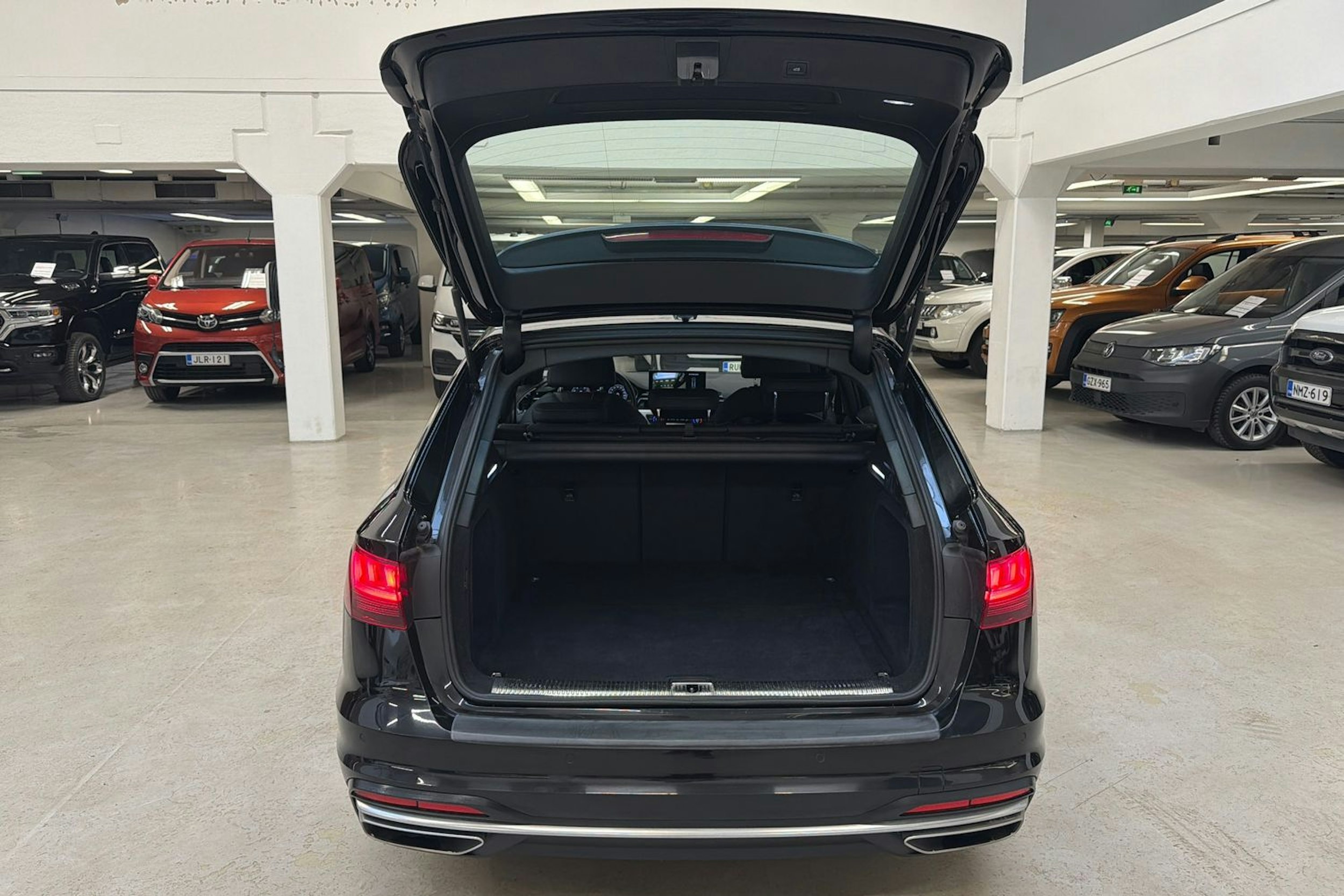 musta Audi A4 2022 kuva 23.