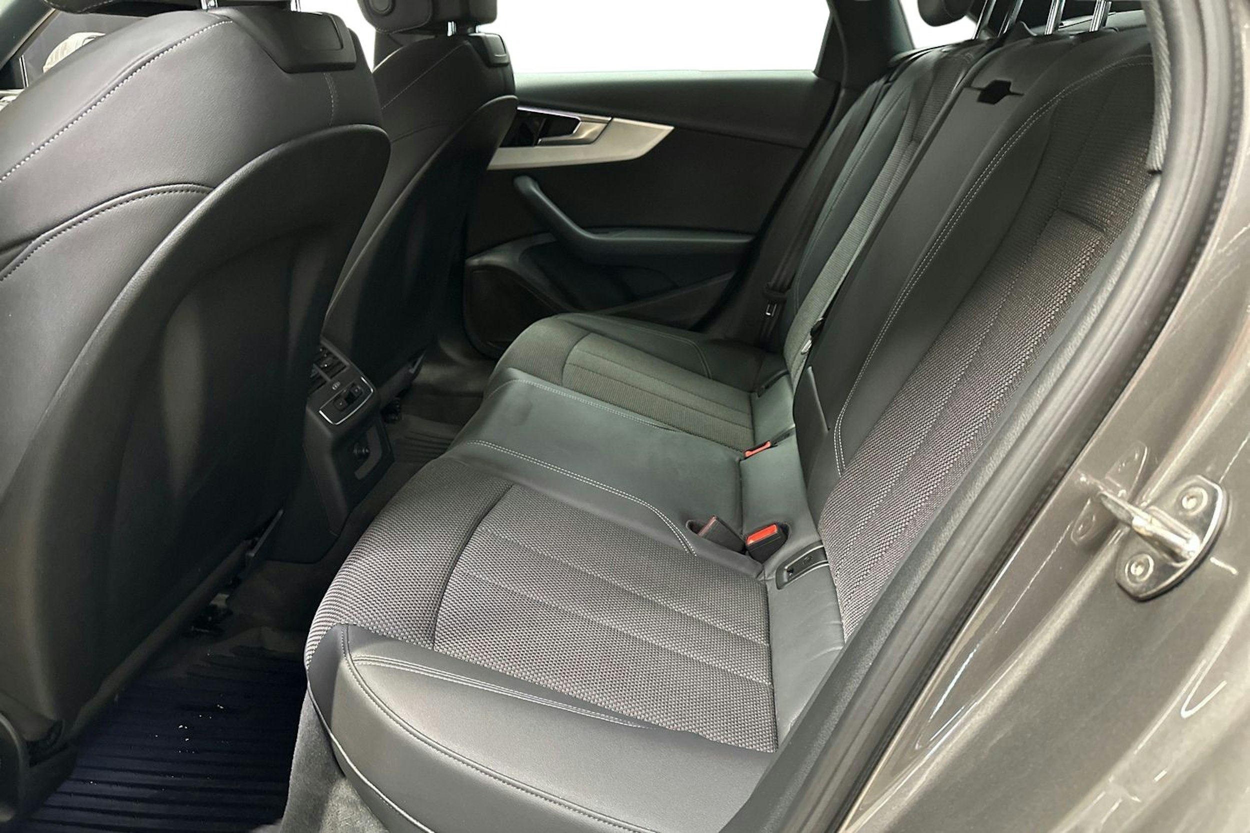 harmaa Audi A4 2022 kuva 10.