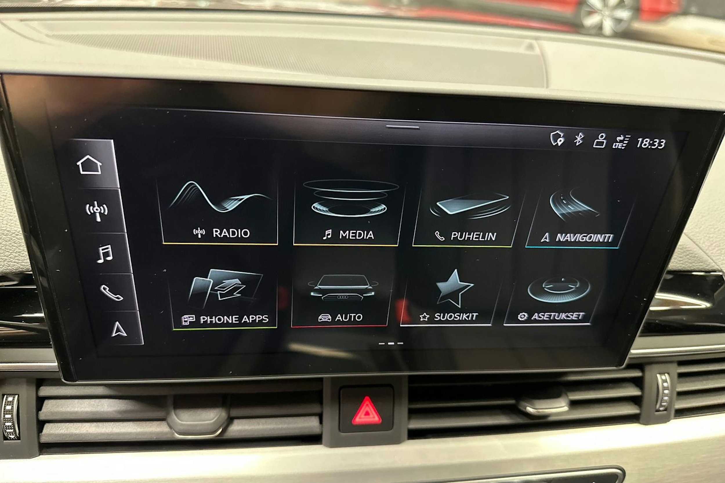 harmaa Audi A4 2022 kuva 17.
