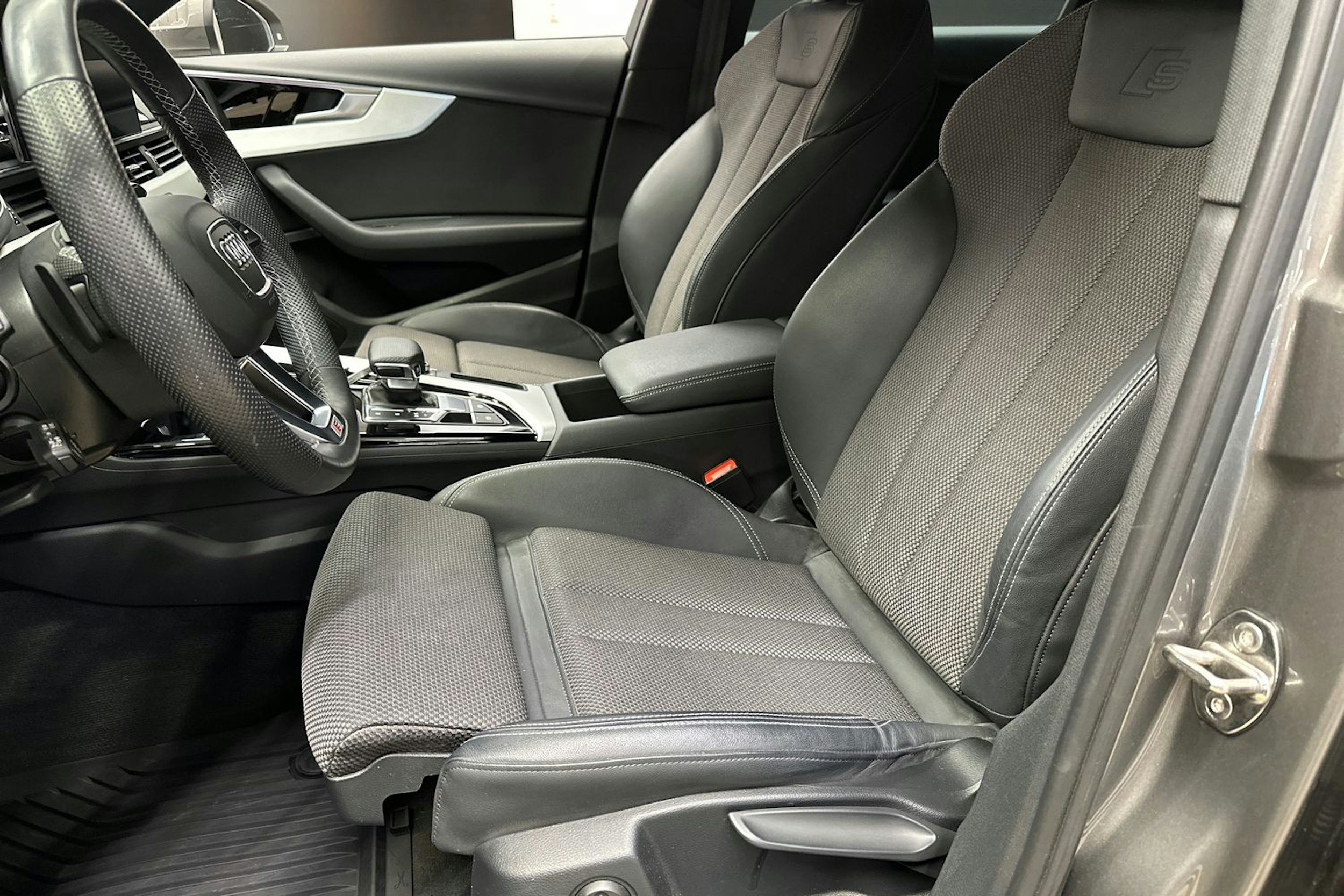harmaa Audi A4 2022 kuva 18.