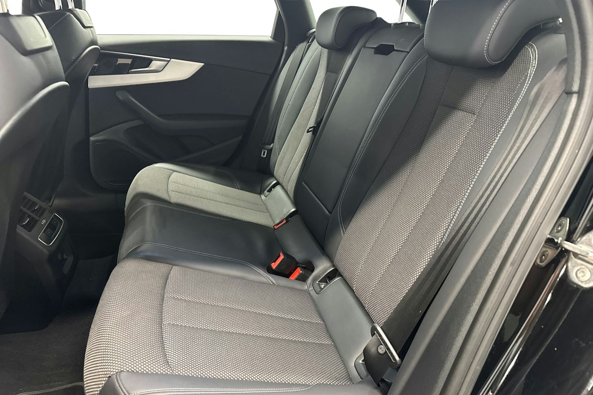 musta Audi A4 2022 kuva 10.
