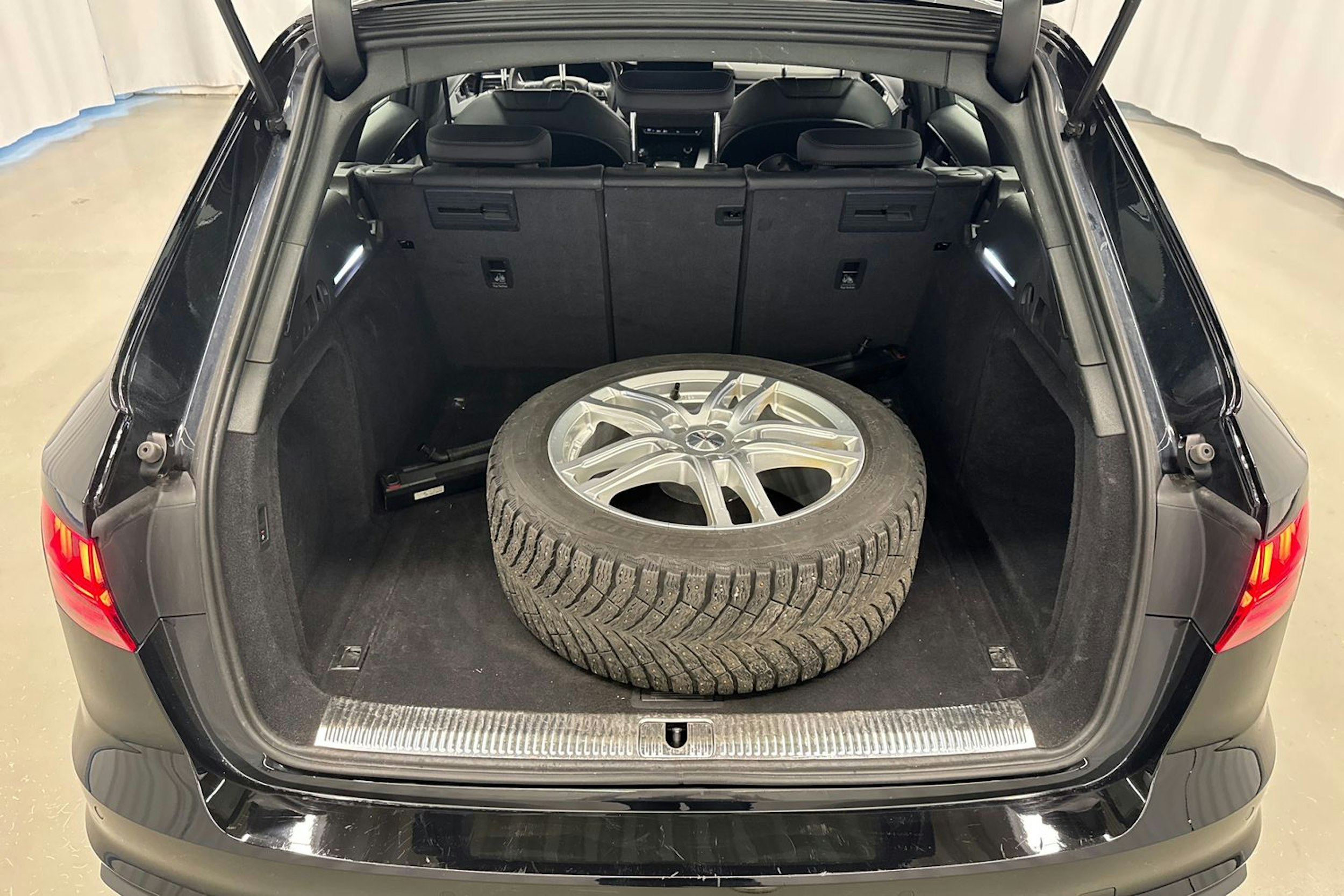 musta Audi A4 2022 kuva 14.